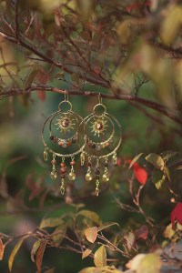 Boucles d'oreilles de l'univers en laiton Bohème en wire wrapping, tissé par Marie de l'Atelier Lune Vagabonde