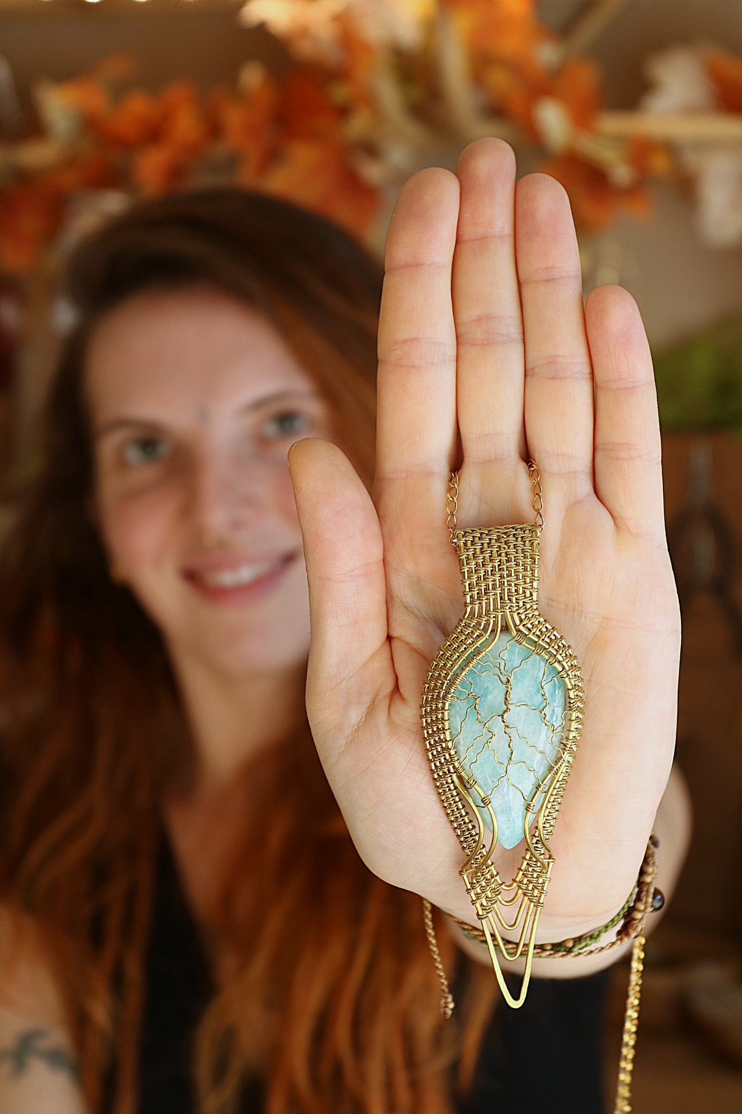 Marie, le coeur de l'Atelier Lune Vagabonde, atelier de bijoux tissés à la main selon la méthode du Wire Wrapping