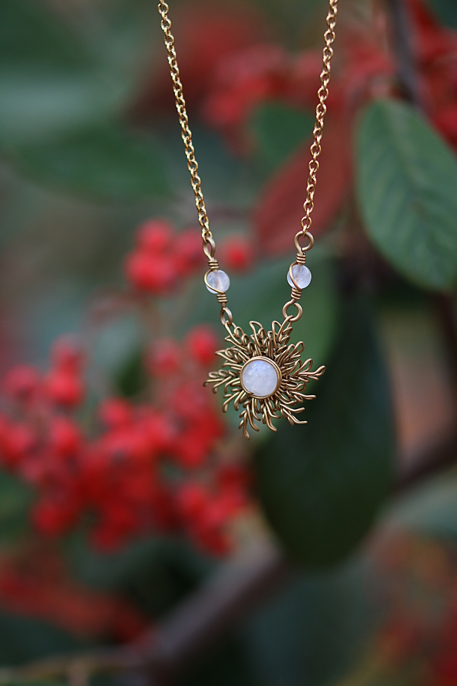 Pendentif représentant la gamme solaire de l'Atelier Lune Vagabonde