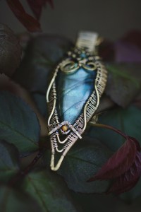 Pendentif unique de l'univers Songes en wire wrapping, tissé en laiton par Marie de l'Atelier Lune Vagabonde